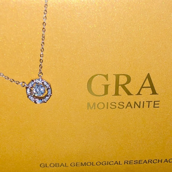 Mesmerizing dancing diamond necklace! Make heads turn w/ this deisgner necklace - Picture 4 of 8